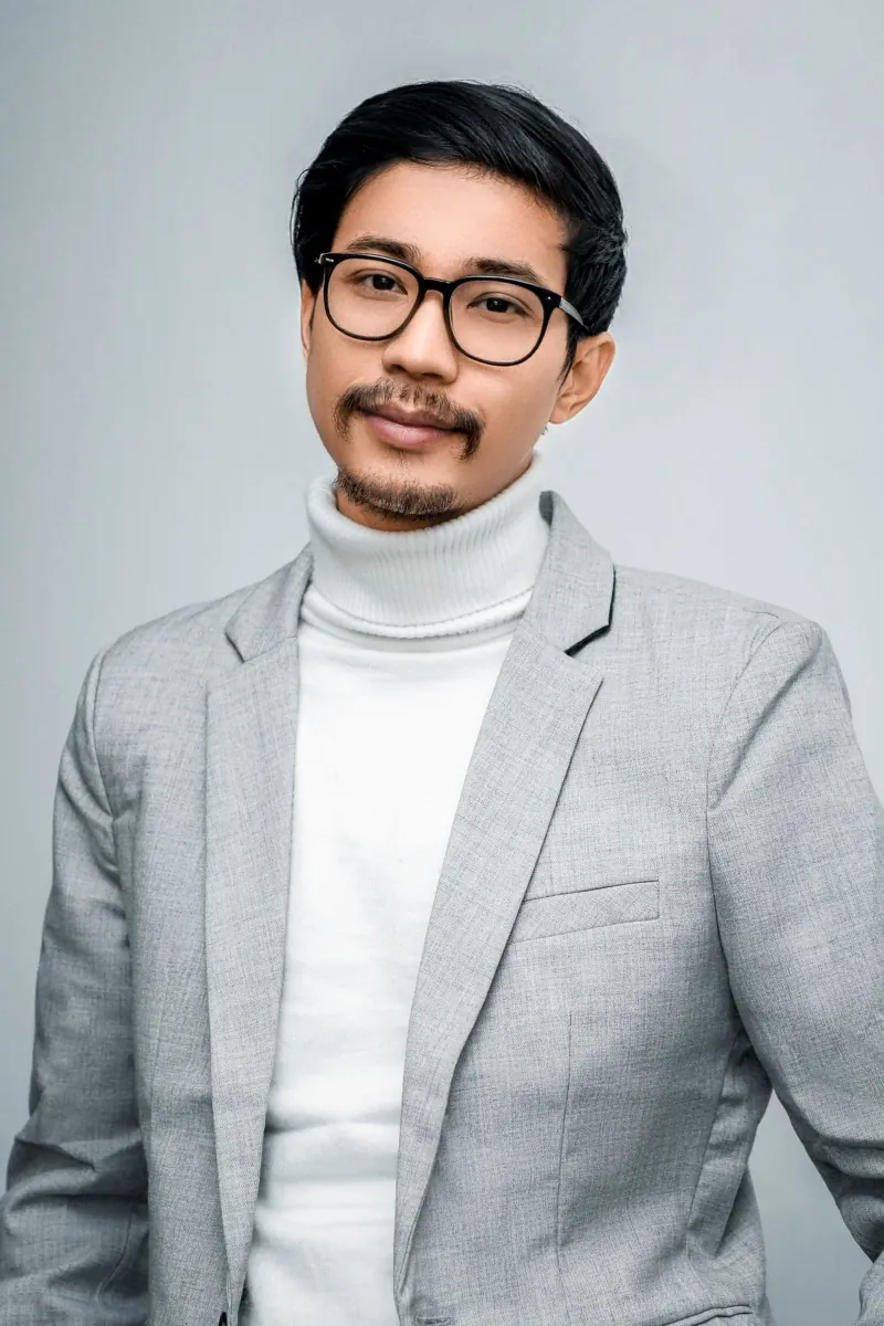 Portrait unavailable — blurred placeholder